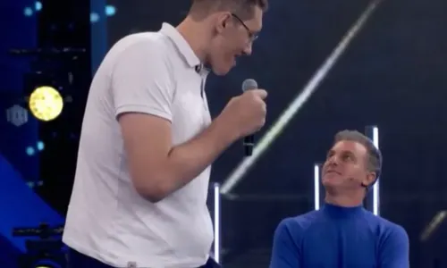 
                                        
                                            Homem mais alto do Brasil, Ninão é destaque no programa de Luciano Huck
                                        
                                        