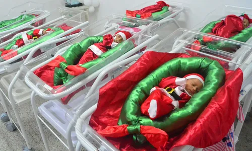 
                                        
                                            Bebês prematuros são vestidos com temas natalinos em maternidade de João Pessoa
                                        
                                        