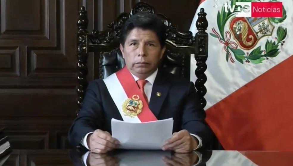 
                                        
                                            Após ameaça de impeachment, presidente do Peru dissolve Congresso e anuncia 'governo de exceção'
                                        
                                        