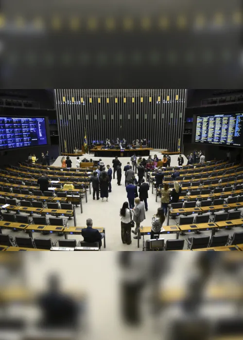 
                                        
                                            Deputados e senadores reeleitos recebem até R$ 79 mil de auxílio-mudança
                                        
                                        