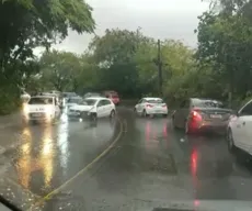 Chuvas na Grande João Pessoa provocam acidente e deixam ruas alagadas