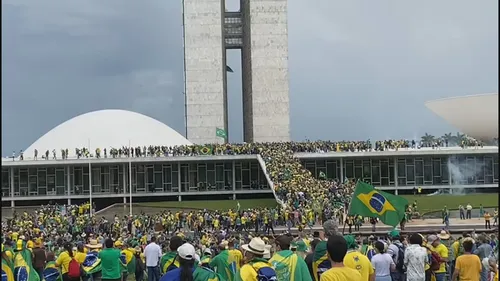 
				
					Vândalos e golpistas bolsonaristas invadem Congresso, Planalto e STF
				
				