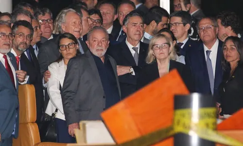 
                                        
                                            Lula, governadores e chefe dos Poderes fazem ato simbólico em apoio à democracia
                                        
                                        