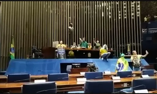 
                                        
                                            Vândalos e golpistas bolsonaristas invadem Congresso, Planalto e STF
                                        
                                        