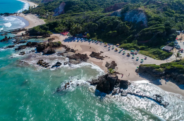 Praia de Tambaba: paraíso natural e naturista na Paraíba