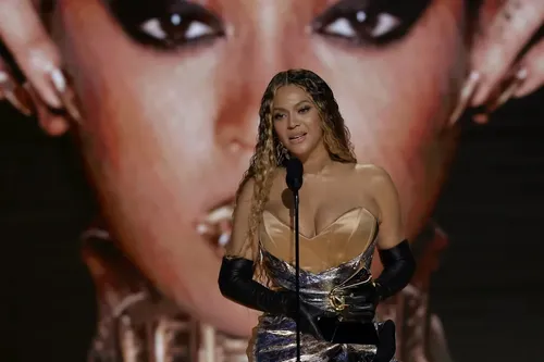 
				
					Grammy 2023: Beyoncé quebra recorde, Anitta perde e Viola Davis vira EGOT; veja vencedores
				
				