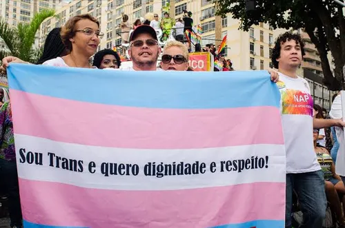 
				
					Lugar de Fala: nem menina nem menino, atriz paraibana se assume trans não binária e escapa das caixinhas de gênero
				
				