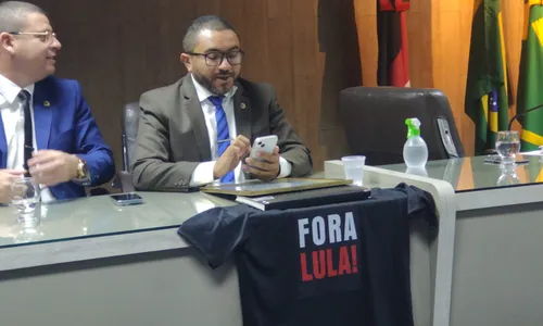 
                                        
                                            Eleitor de Bolsonaro, vereador leva camisa com 'Fora Lula' na primeira sessão da Câmara
                                        
                                        