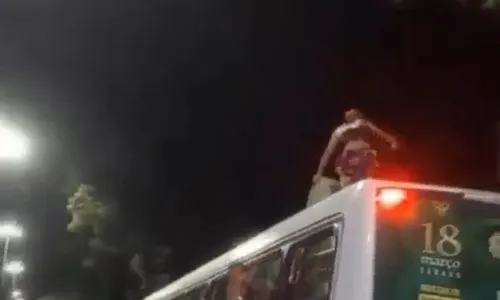 
                                        
                                            Homem é visto em cima de ônibus em movimento, em João Pessoa
                                        
                                        