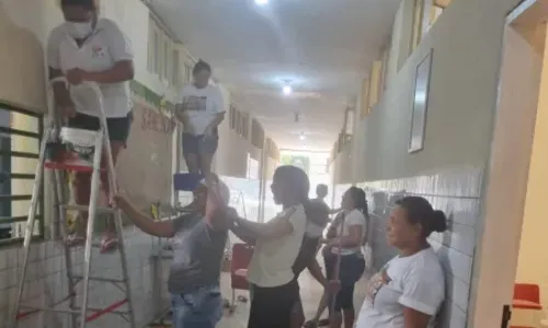 
				
					Merendeiras e faxineiras viram "pintoras" de escola em Alhandra; secretário fala em "força-tarefa"
				
				