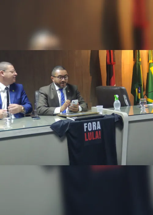 
                                        
                                            Eleitor de Bolsonaro, vereador leva camisa com 'Fora Lula' na primeira sessão da Câmara
                                        
                                        