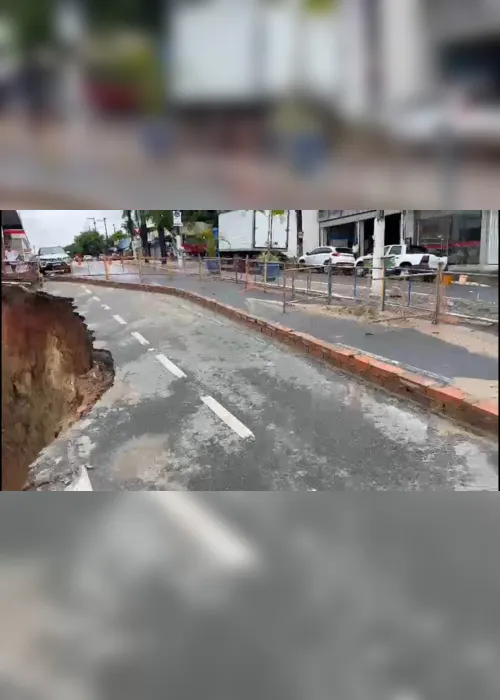 
                                        
                                            Parte de avenida em Guarabira é interditada após deslizamento de barreira
                                        
                                        