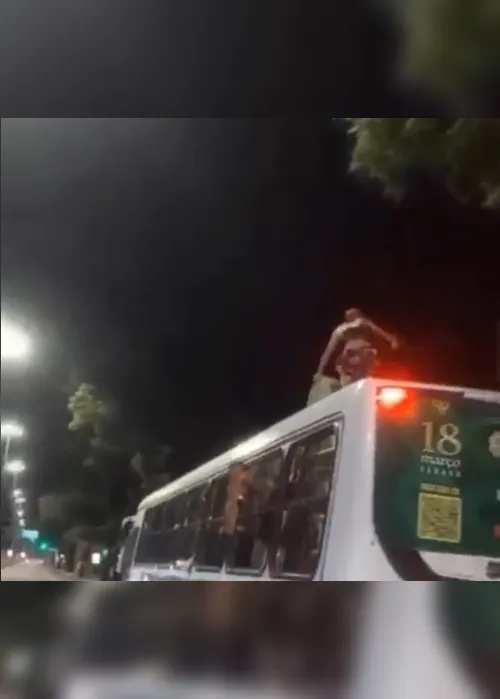 
                                        
                                            Homem é visto em cima de ônibus em movimento, em João Pessoa
                                        
                                        