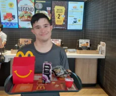 Jovem com Síndrome de Down se insere no mercado de trabalho em rede de fast food, em João Pessoa