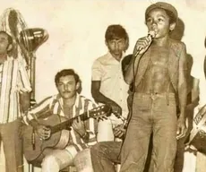 Chico César publica foto rara cantando sua primeira composição, em Catolé do Rocha