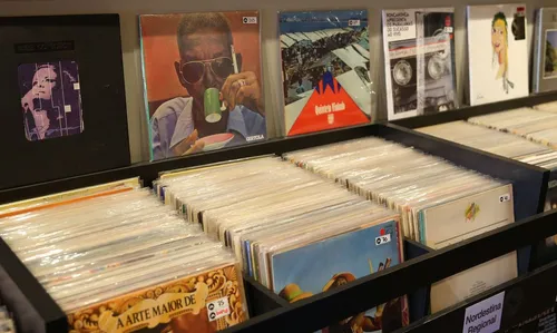 
				
					Dia do Disco: Selo independente resgata trabalhos da música paraibana em vinil
				
				