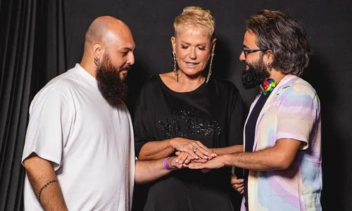 
                                        
                                            Xuxa vira madrinha de casal de João Pessoa durante festa em navio
                                        
                                        