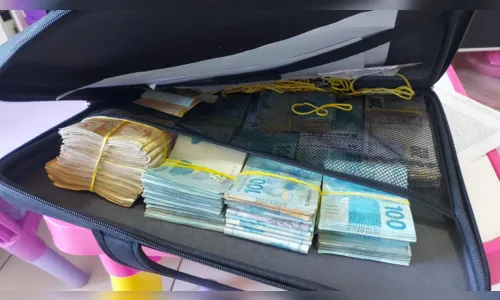 
				
					PF encontra 'oração para atrair riqueza' em caixa com R$ 172 mil
				
				