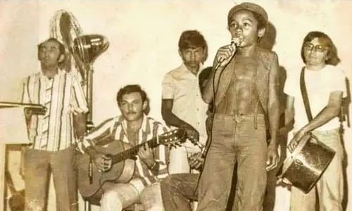 
                                        
                                            Chico César publica foto rara cantando sua primeira composição, em Catolé do Rocha
                                        
                                        