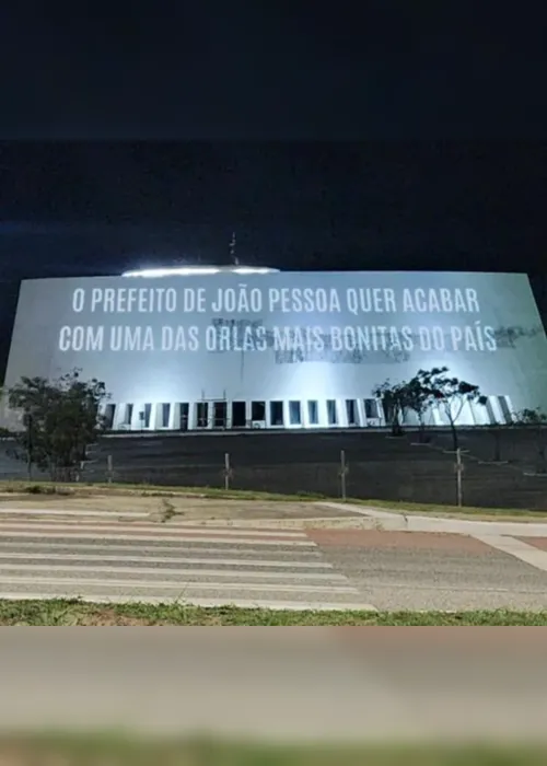 
                                        
                                            Projeção em prédios protesta contra alargamento da orla de João Pessoa
                                        
                                        