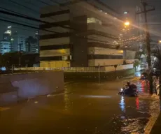 Chuvas em João Pessoa provocam alagamentos e deslizamento de barreira