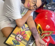 Flay tatua personagem que viveu no The Masked Singer Brasil
