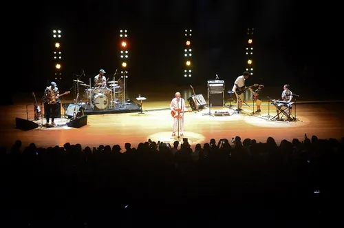 
				
					No palco, com dois filhos, um neto e uma neta, Gil diz pra gente que ainda é preciso virar o mundo em festa, trabalho e pão
				
				