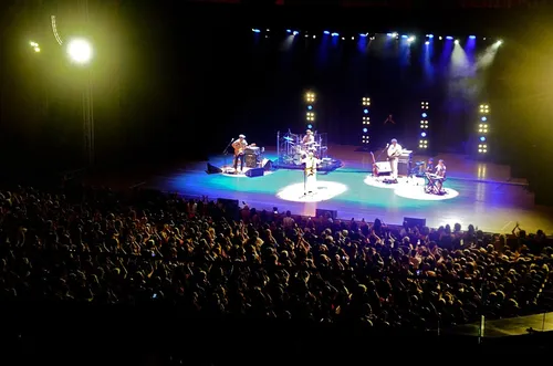 
				
					No palco, com dois filhos, um neto e uma neta, Gil diz pra gente que ainda é preciso virar o mundo em festa, trabalho e pão
				
				