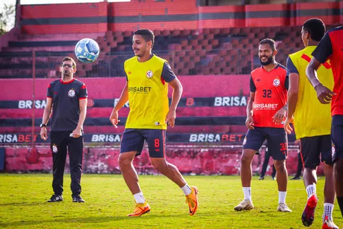 
				
					Anderson Sobral quer estrear pelo Campinense já contra o Botafogo-PB
				
				