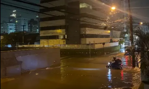 
                                        
                                            Chuvas em João Pessoa provocam alagamentos e deslizamento de barreira
                                        
                                        