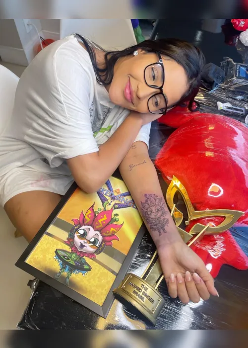 
                                        
                                            Flay tatua personagem que viveu no The Masked Singer Brasil
                                        
                                        