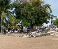 Barracas sem autorização de funcionamento são demolidas em praia de Cabedelo