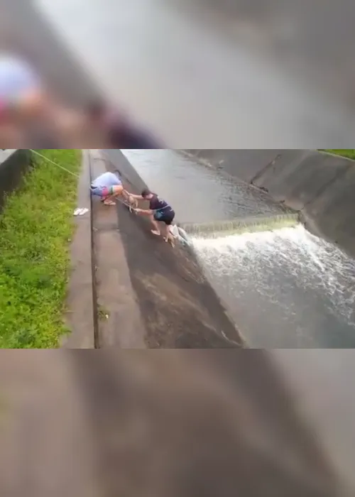 
                                        
                                            Homens resgatam cachorros em canal de Campina Grande; veja vídeo
                                        
                                        