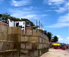 Análise: moradora do Bessa esbarrou em 'paredão' construído na areia da praia e, agora, ele será demolido
