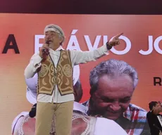 Santanna homenageia Flávio José durante show no São João 2023 de Campina Grande