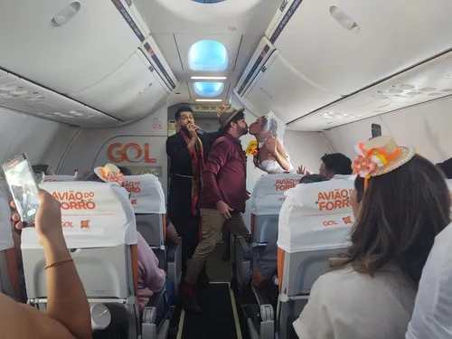 
				
					Avião do forró: turistas chegam a Campina Grande em aeronave com safoneiro, comidas típicas e casamento matuto
				
				