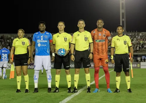 
				
					Botafogo-PB pode ser punido por arremesso de 2 chinelos no campo
				
				