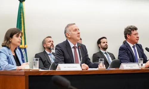 
                                        
                                            Reforma Tributária prevê alíquota menor para itens da cesta básica e fundo para estados
                                        
                                        