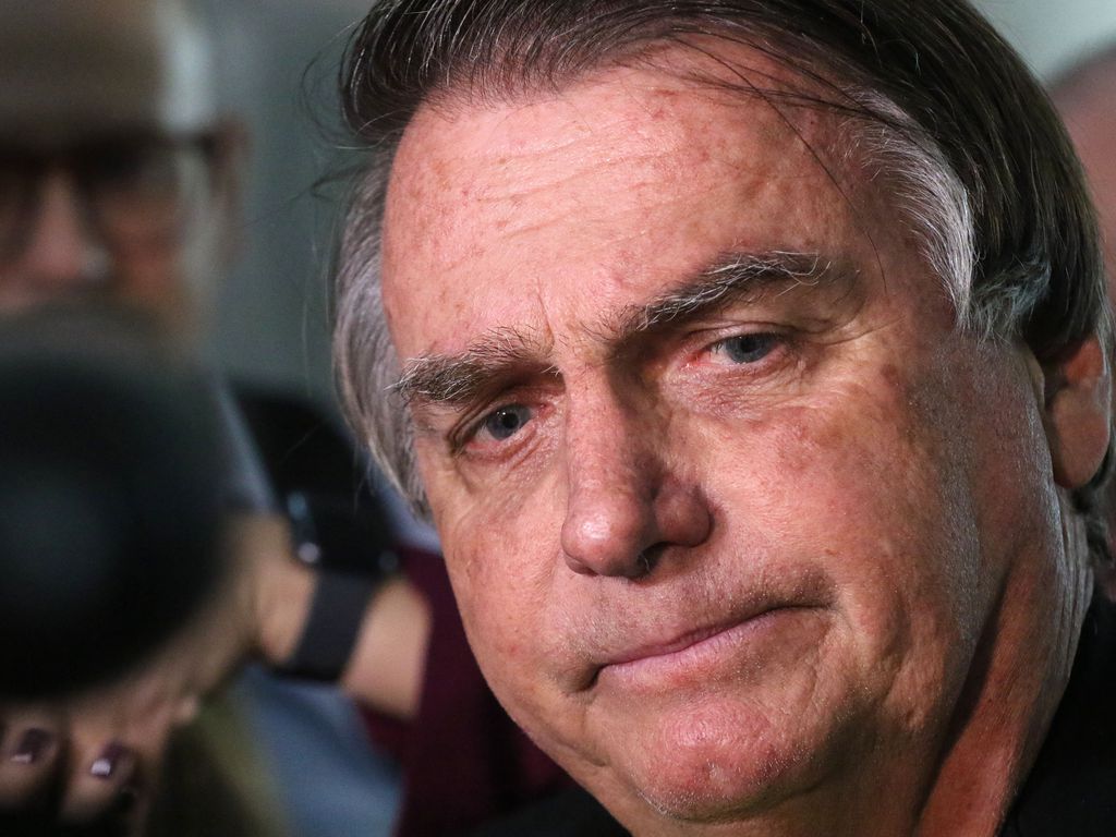 
                                        
                                            Caso das joias: advogado diz que Cid cumpria ordens de Bolsonaro; ex-presidente terá sigilo quebrado
                                        
                                        