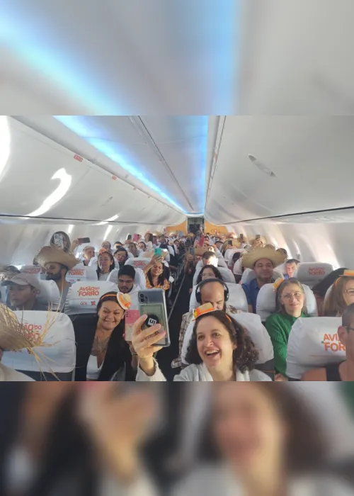 
                                        
                                            Avião do forró: turistas chegam a Campina Grande em aeronave com safoneiro, comidas típicas e casamento matuto
                                        
                                        