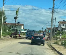 Com buracos em ruas, moradores cobram 'pedágio' por serviços em Campina Grande