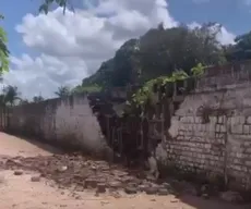 Muro do cemitério do Cristo desaba, e ossos humanos caem em calçada