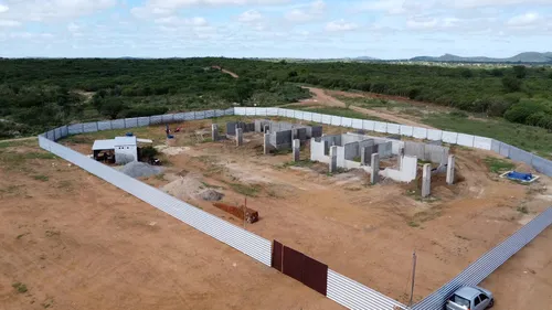 
				
					Obras Inacabadas: população lamenta abandono de casas e espera por um teatro há uma década
				
				