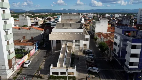 
				
					Obras Inacabadas: população lamenta abandono de casas e espera por um teatro há uma década
				
				