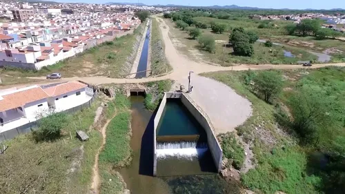 
				
					Obras inacabadas deixam agricultores sem água e marchantes sem matadouro na Paraíba
				
				