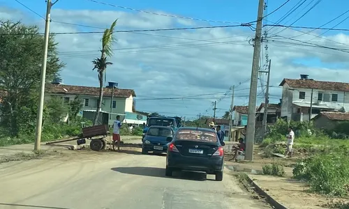 
                                        
                                            Com buracos em ruas, moradores cobram 'pedágio' por serviços em Campina Grande
                                        
                                        