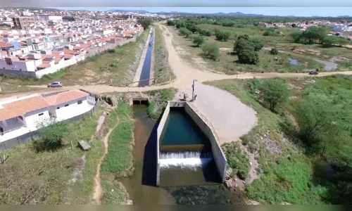 
				
					Obras inacabadas deixam agricultores sem água e marchantes sem matadouro na Paraíba
				
				