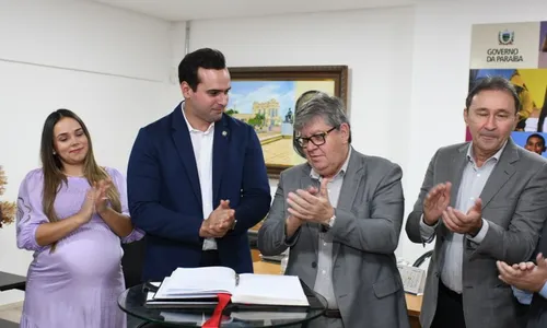 
                                        
                                            Governador cumpre agenda com ministro em Campina Grande e anuncia obras nos 159 anos da cidade
                                        
                                        