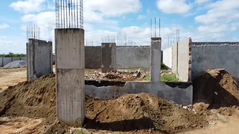 Obras Inacabadas: população lamenta abandono de casas e espera por um teatro há uma década