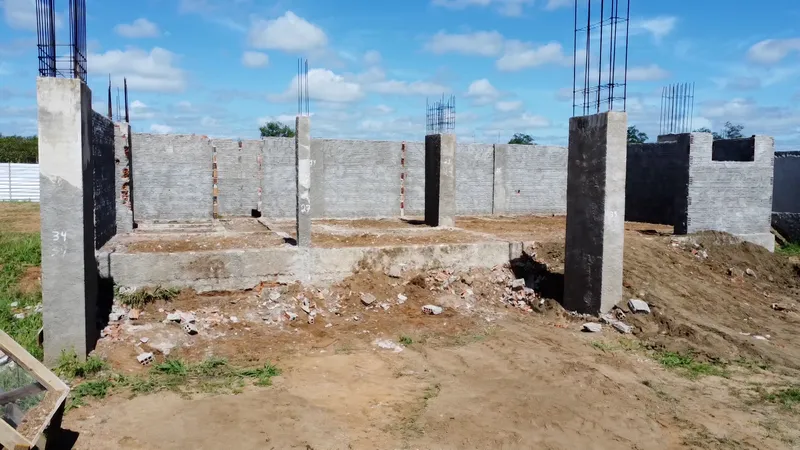 Obras Inacabadas: população lamenta abandono de casas e espera por um teatro há uma década